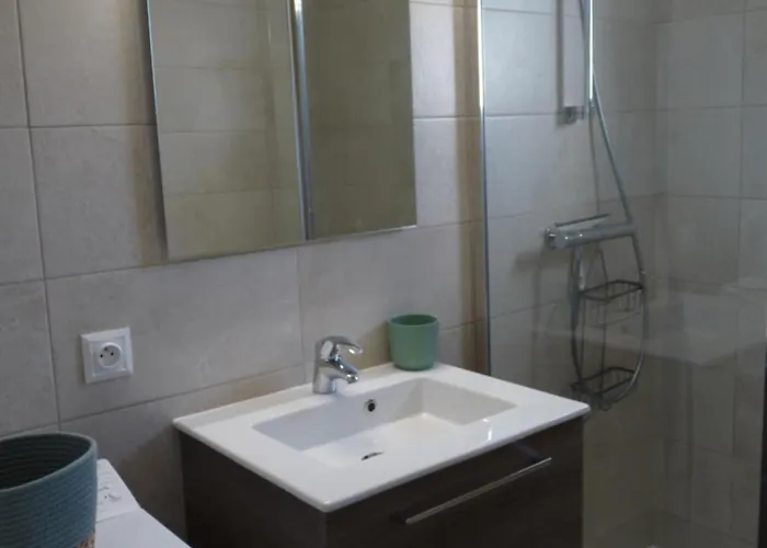 Independant Dans Villa, Entre Et St Raphael Daire